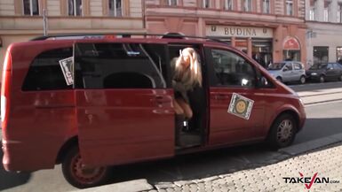 Bara Brass monte une bite dans une voiture mais le gars a échoué - 2 image