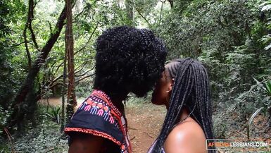 Après une promenade romantique dans la jungle, les lesbiennes noires grignotent des chattes africaines
