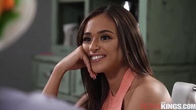 La MILF Armani Black soffre une belle séance de baise pour Thanksgiving