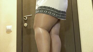 Une MILF BBW mature avec une chatte poilue se masturbe tout en enlevant ses collants en nylon. - 4 image