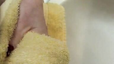 Des gros seins et une chatte poilue pour une milf qui est toujours excitée - 2 image