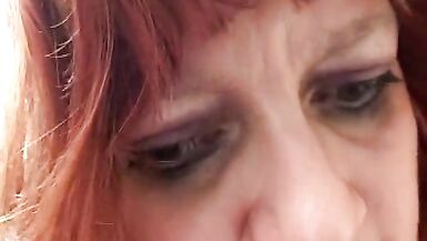 Des gros seins et une chatte poilue pour une milf qui est toujours excitée - 6 image