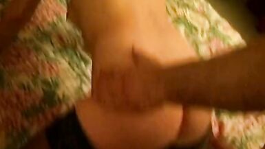 En Toscane, une belle fille brune, excitée par la situation, se masturbe avant de faire lamour avec son partenaire. - 12 image