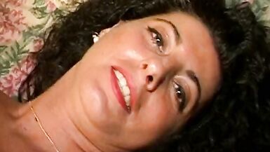 En Toscane, une belle fille brune, excitée par la situation, se masturbe avant de faire lamour avec son partenaire.