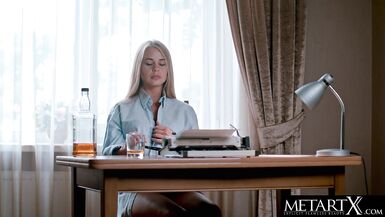 Une blonde voluptueuse joue avec ses gros seins naturels et sa chatte humide