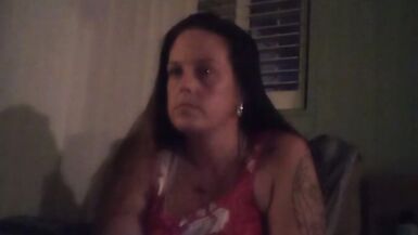 Petit à petit, jenlève ma mini robe et ma culotte en fumant et en jouant à Fortnite.