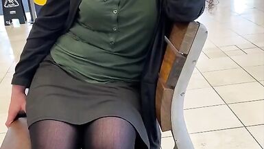 Jouer en public avec un jouet sexuel télécommandé Lovense Lush