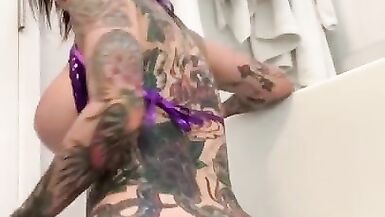 乔安娜-安吉尔操她的屁股，并在她的手机上喷出所有的水! - 9 image