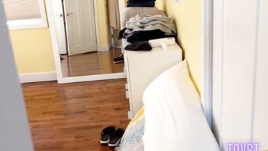 La demi-sœur se fait surprendre en train de se masturber par son demi-frère et lui demande de laider.