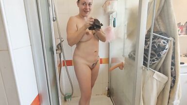 Vollbusige Milf macht sich in der Dusche mit ihrem Dildo bereit - 10 image