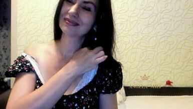 MILF morena cachonda en lenceria blanca muestra su coño chorreante y su culo jugoso para un fan inexperto / Angela-MILF - 1 image