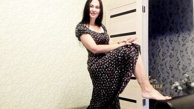 Une brune MILF en lingerie blanche exhibe sa chatte et son cul juteux pour un fan inexpérimenté / Angela-MILF