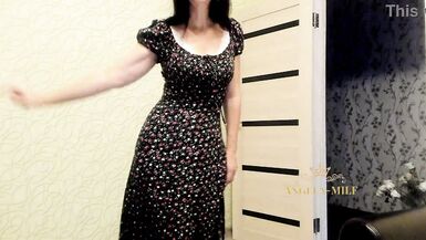 MILF morena cachonda en lenceria blanca muestra su coño chorreante y su culo jugoso para un fan inexperto / Angela-MILF - 6 image
