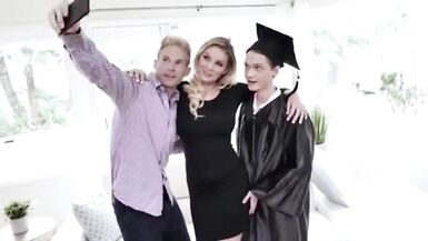Une mère aime baiser son fils diplômé sans connaître son père - 3 image