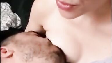 MILF ottiene un doppio orgasmo allattando il marito! - 3 image