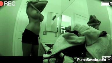 Jouer le rôle dune écolière Puma Suédoise Baiser avec un Voyeur !