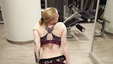 Italiana spompina il proprietario di una palestra in bagno - 1 image