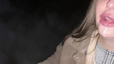 Bir adam bana parkta sikini yalattı ve sonra halka açık bir cum yürüyüşü yaptı.