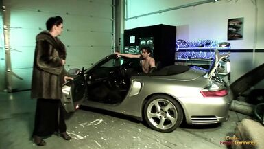 Due bei meccanici che si scopano una ragazza con le tette grosse dopo