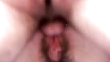 La chatte poilue et dévergondée réveille son mari pour baiser. - 10 image