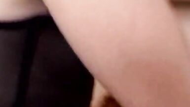 La chatte poilue et dévergondée réveille son mari pour baiser. - 6 image