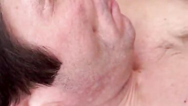 La chatte poilue et dévergondée réveille son mari pour baiser. - 8 image