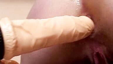 La chatte poilue et dévergondée réveille son mari pour baiser. - 9 image