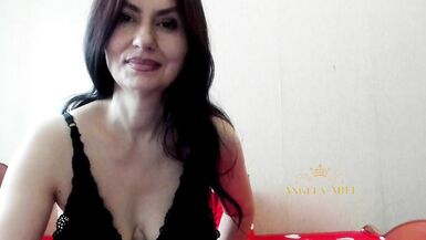 Une MILF brune et sexy écarte ses grosses cuisses pour montrer sa chatte après avoir rasé son amant inexpérimenté / Angela-MILF - 15 image