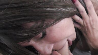 Distratti a parlare in salotto e il cameraman scopa la milf sborrandola due volte - 9 image