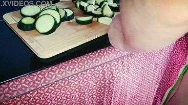 Sexy reife Stiefmutter beim Kochen - 11 image