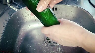 Sexy reife Stiefmutter beim Kochen - 4 image