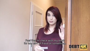 DEBT4k. Une employée de banque pendue a des relations sexuelles inoubliables avec une débitrice enceinte.