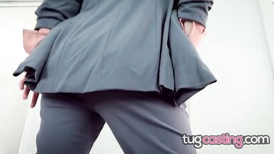 TUG CASTING Der kurzhaarige CEO Ryan Keely gibt einem Chef bei der Arbeit einen Handjob - 7 image