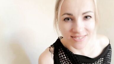 Domination par votre maîtresse - Lady Mia Lipa. Lèche mes pieds, esclave. Embrasse mon cul. Jouis de ma chatte. Mon cadeau pour toi est 26 minutes de domination. Bonne année !