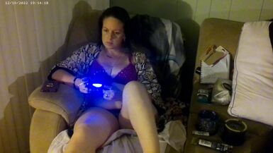 Joueuse à forte poitrine aux cheveux longs en soutien-gorge et en culotte jouant en fumant des cigarettes Partie 2 - 11 image