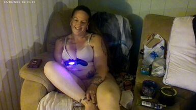 Joueuse à forte poitrine aux cheveux longs, en soutien-gorge et culotte, jouant en fumant des cigarettes - 10 image