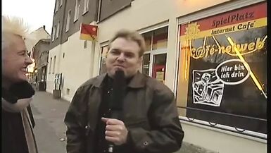 Un journaliste branle un informateur au visage - 1 image