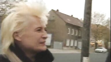 Un journaliste branle un informateur au visage - 2 image
