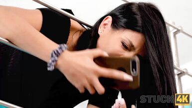 STUCK4K. Hilfreiche Mann kam zu helfen und endete ficken eine schlampige Charmeur - 5 image