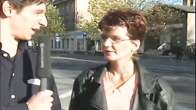 reporter fingers starved milf her big cunt needs the whole hand - 2 image