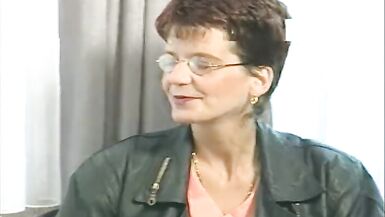 reporter fingers starved milf her big cunt needs the whole hand - 4 image