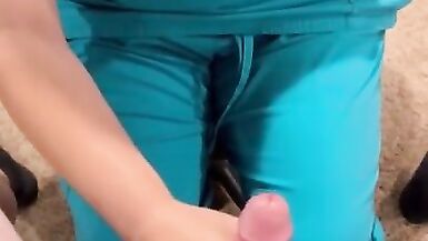 Linfirmière de la banque de sperme de Las Vegas fait tout pour obtenir léchantillon. Elle me parle de tout et baise à la fin.