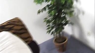 tombul milf onu kedi isteyerek yaladı alır - 7 image