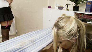 zwei notgeile blonde lesben fingern und lutschen ihre muschi im buero bis sie kommen - 2 image