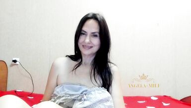 La MILF aux cheveux noirs veut vraiment baiser en exposant ses seins aux branleurs inexpérimentés / Angela-MILF