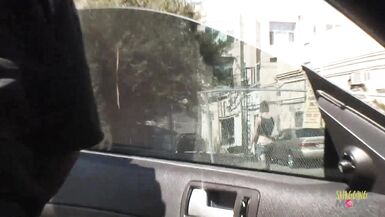 La ragazza punk in calze a rete fa uno spogliarello prima che la sua figa venga annerita - 2 image
