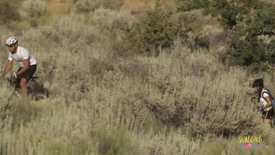 Certaines milfs blondes sont très aventureuses et cette milf est vraiment très aventureuse.