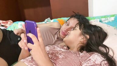 Pendant que nous vérifions le téléphone portable de ma demi-sœur, je lui demande si elle a déjà été avec une femme et je lui apprends donc