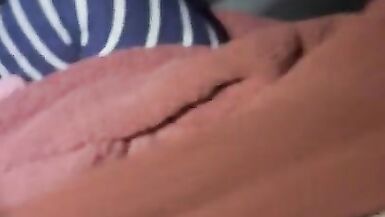 Le mari mange la chatte fraîchement baisée