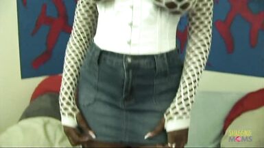 Getting a mouthful of cum is how this ebony milf wants to - 4 image